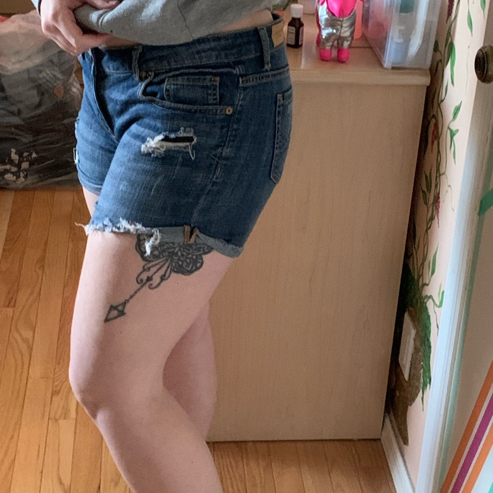 Lightly distressed shorts - Picture 3 of 7